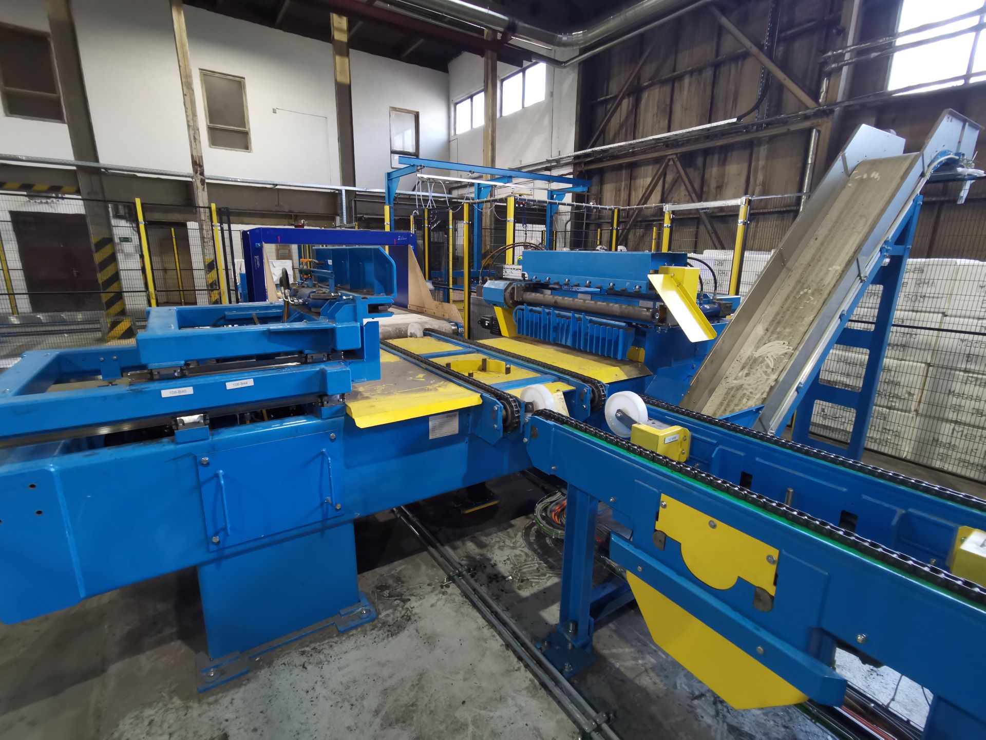 Pulp Bale Handling Automatic Dewiring WireKing with a metal conveyor for wire coiles