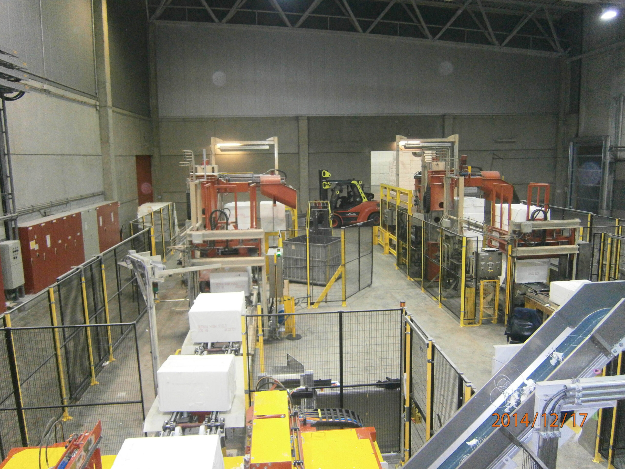 view on a chip screening system with several wood chips, oversized chips are sorted out an accept are further transported