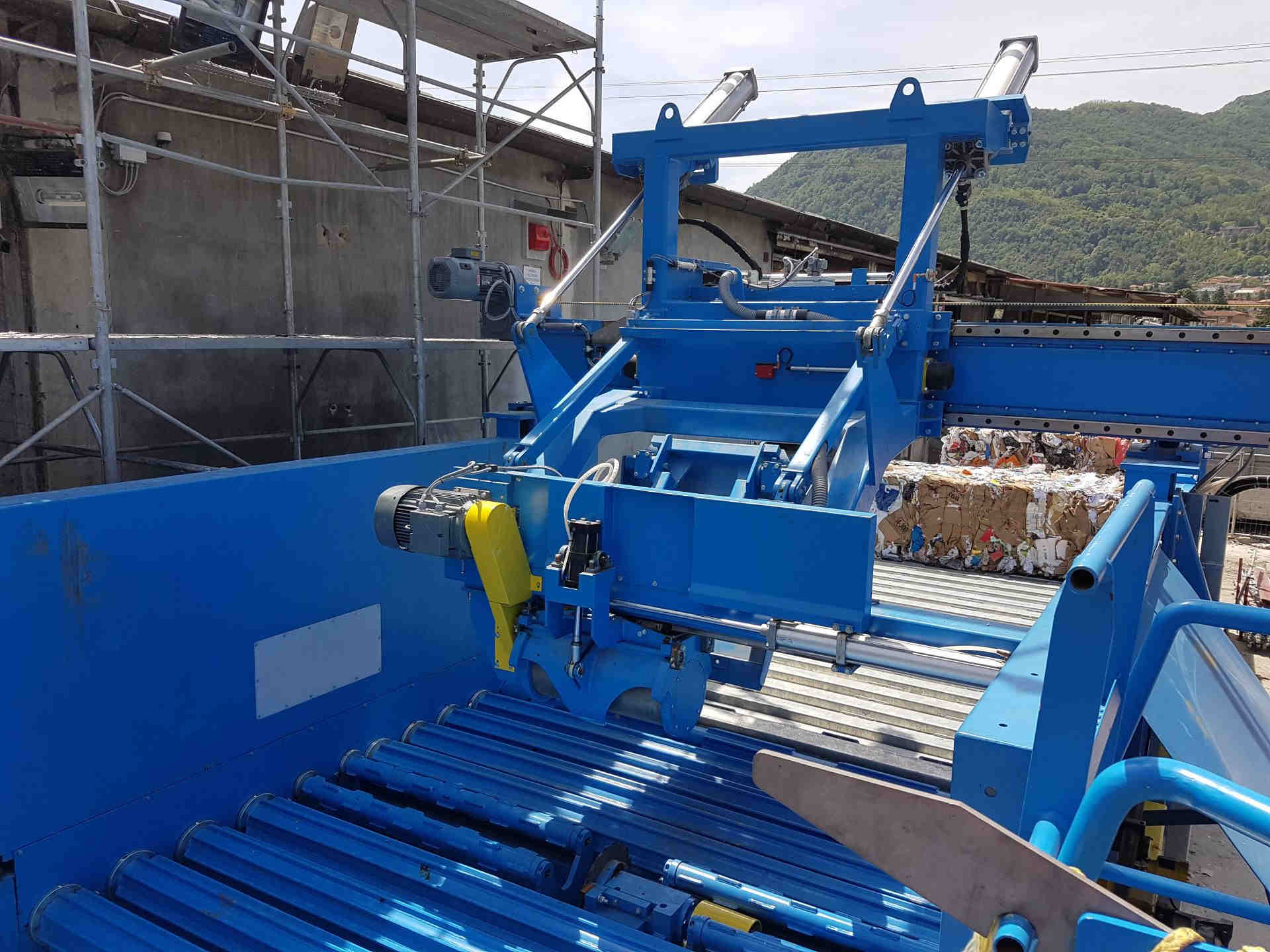 FMW Automatic Wastepaper Bale Dewiring Extractor in action