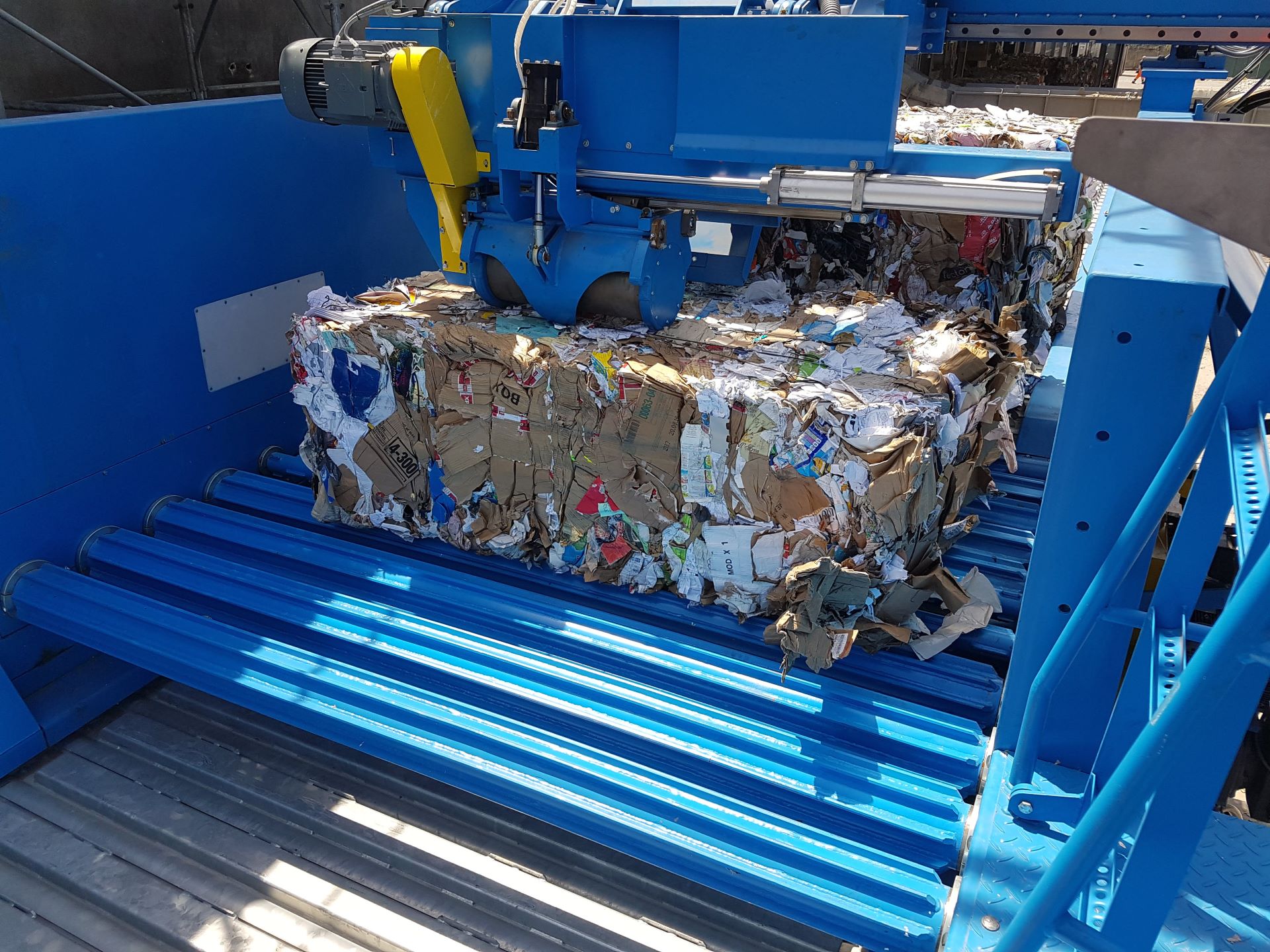 FMW Automatic Wastepaper Bale Dewiring Extractor dewriring a wastepaper bale