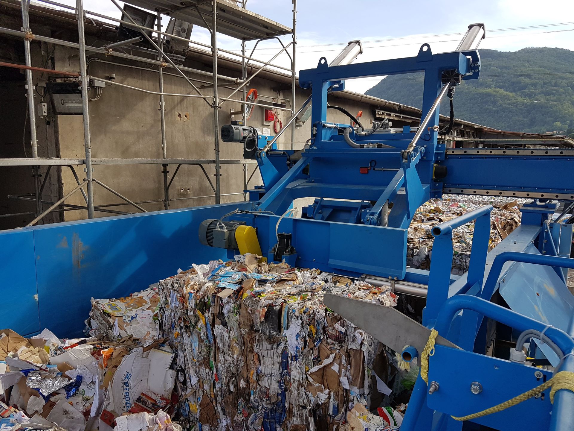 FMW Automatic Wastepaper Bale Dewiring Extractor in Action