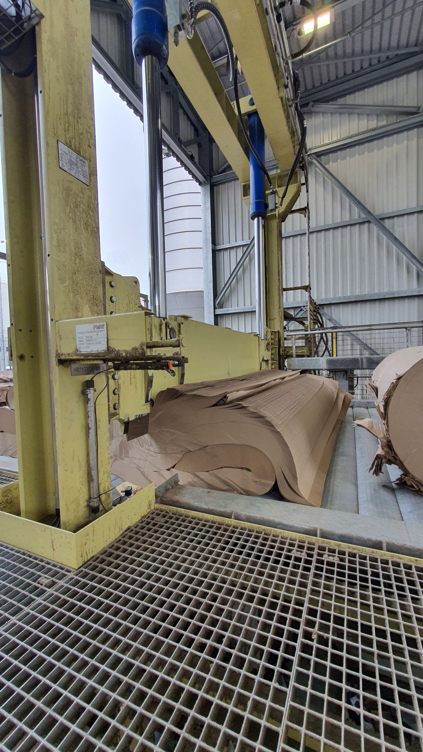 Efficient and Safe Paper Roll Splitting with FMW’s Paper Reel Splitter