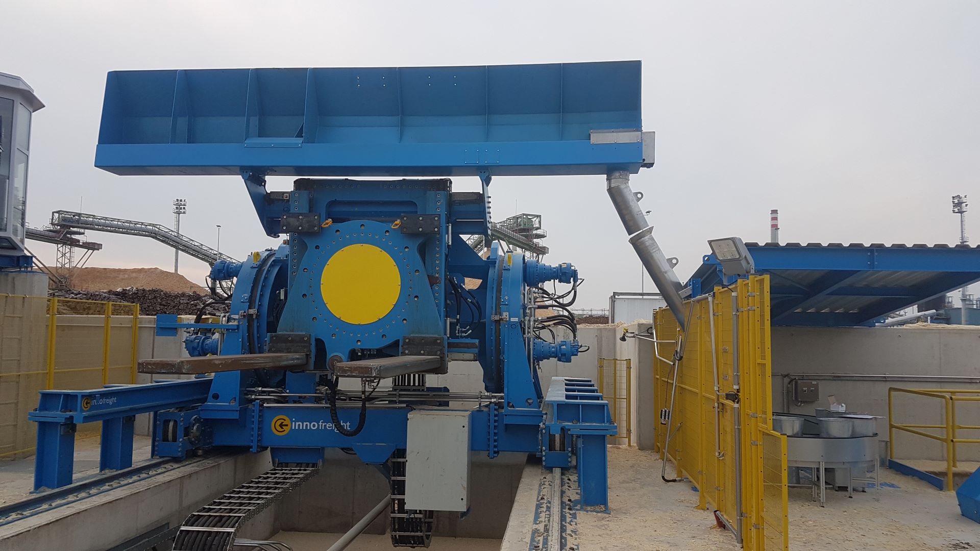 Container Tipper at installation for efficient receiving wood chips from an innofreight train, focusing on the screw for taking samples of each container