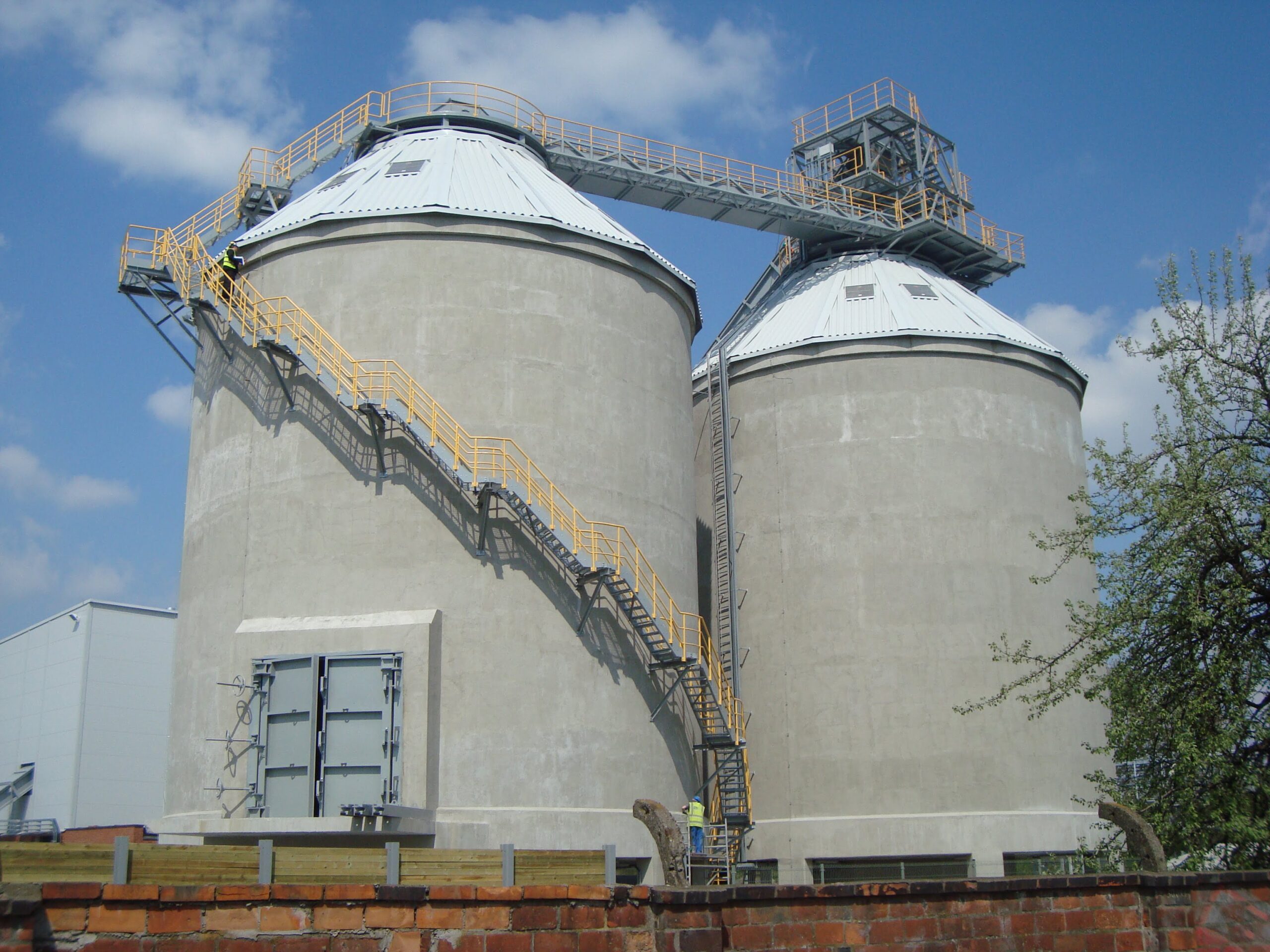 FMW Round-Silo discharge system with two round silos for storing wood chips