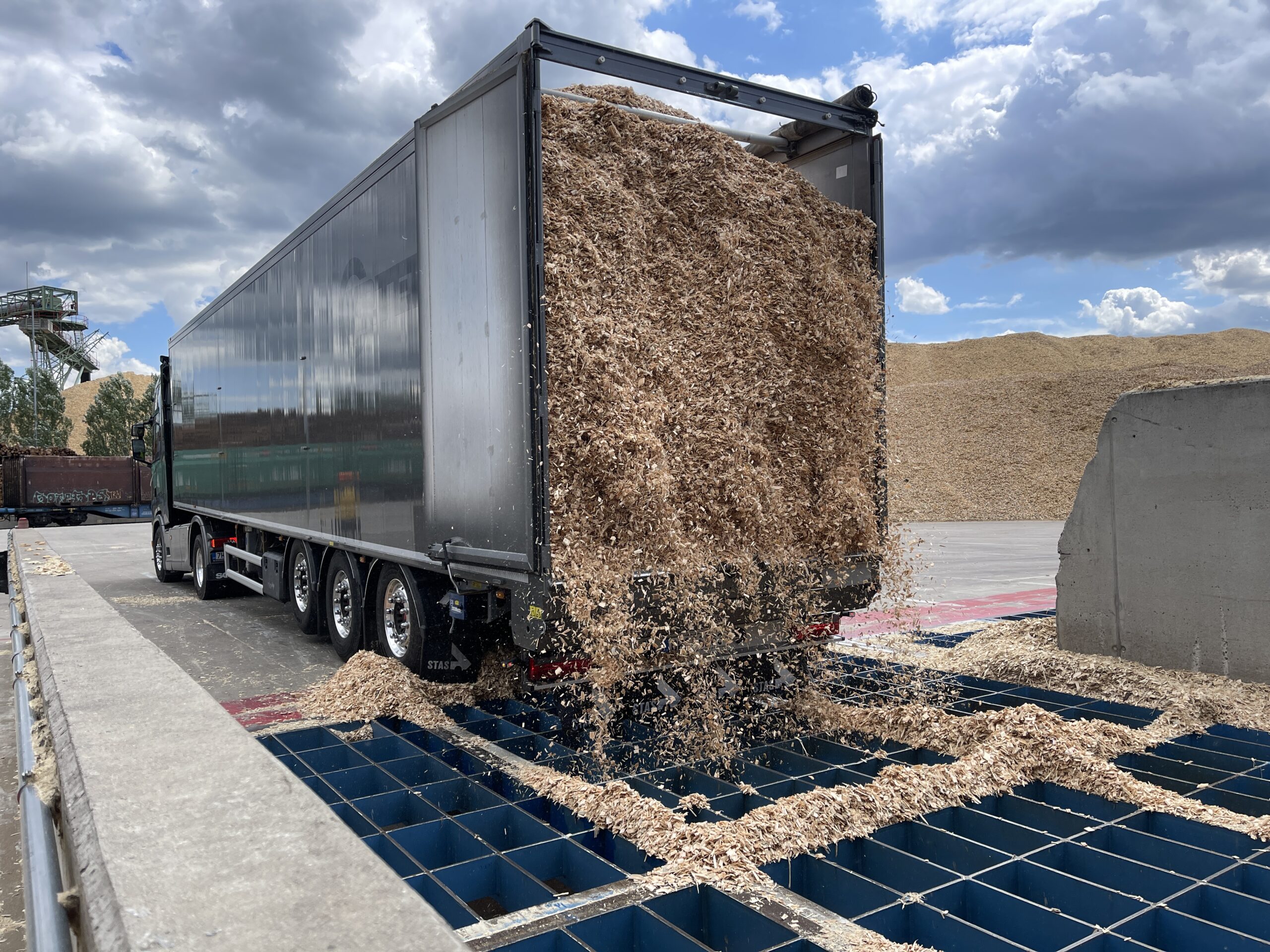 Receiving wood chips via truck on a chain receiver
