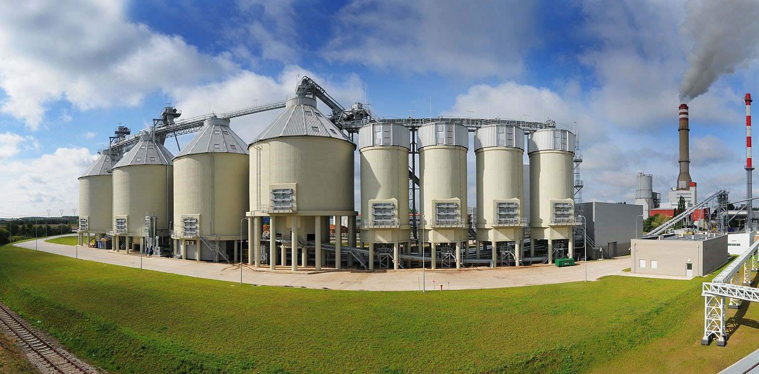 FMW Round-Silo discharge system with several round silos for storing wood chips