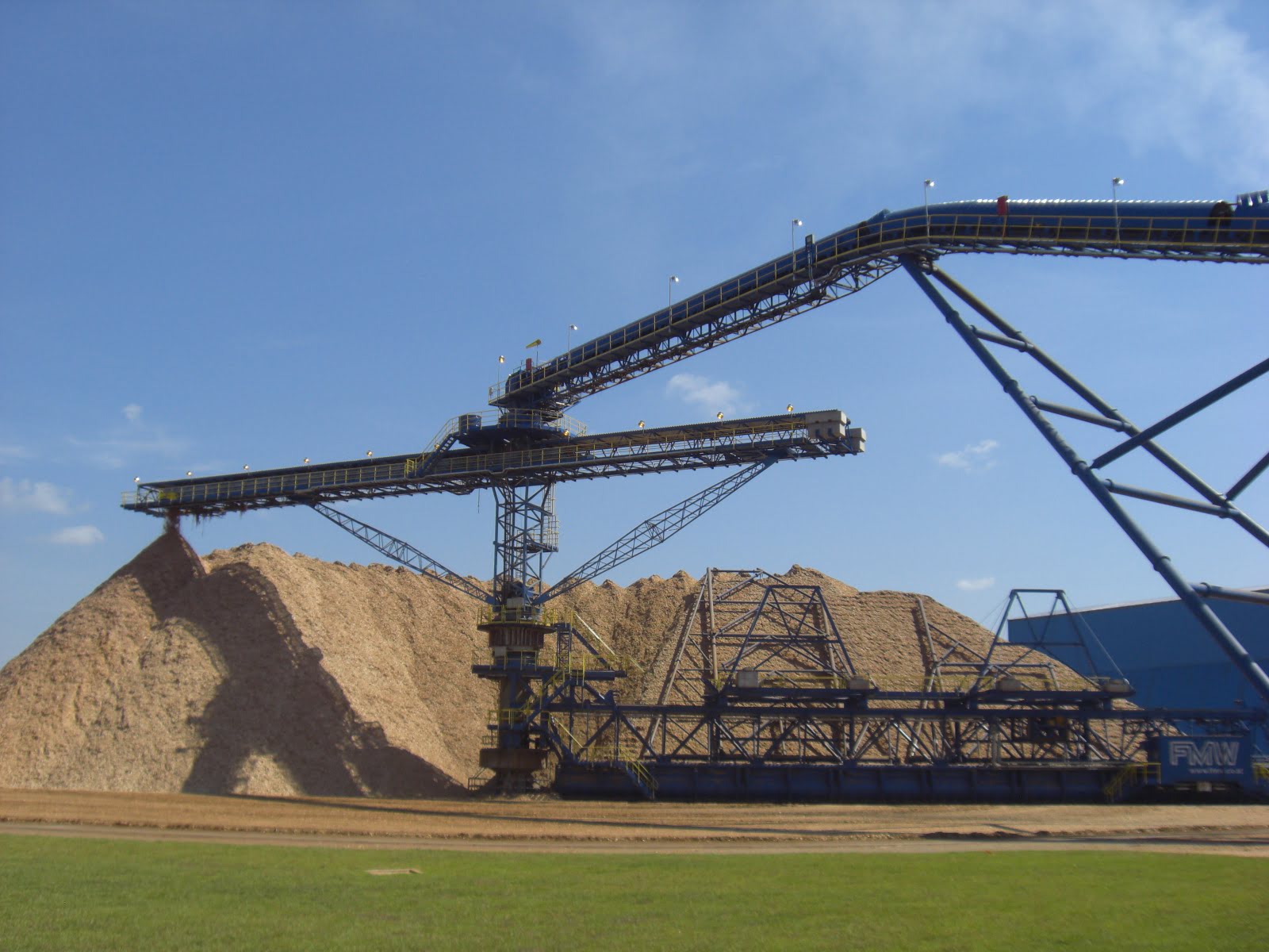 FMW Blended-Bed-Stacker/Reclaimer for automatically storing and reclaiming wood chips on a wood yard